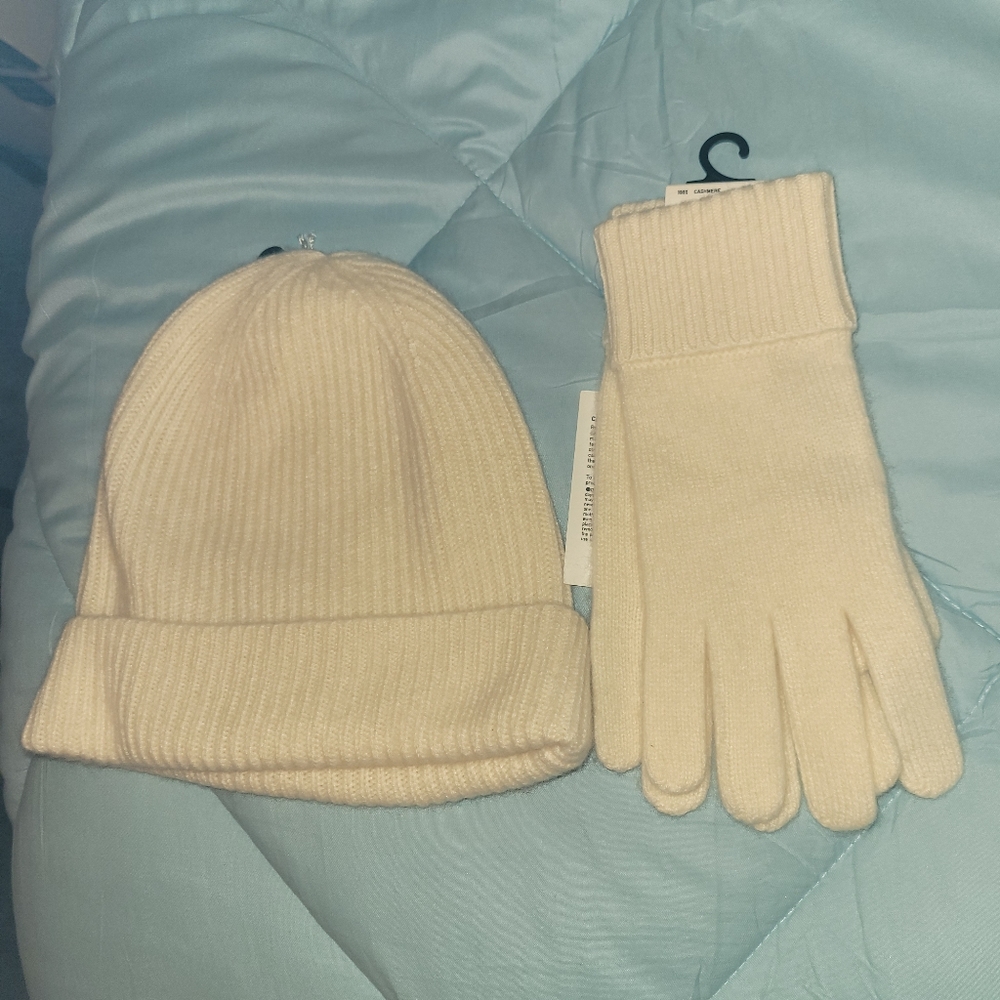 Uniqlo Cashmere Gloves and Beanie Set
